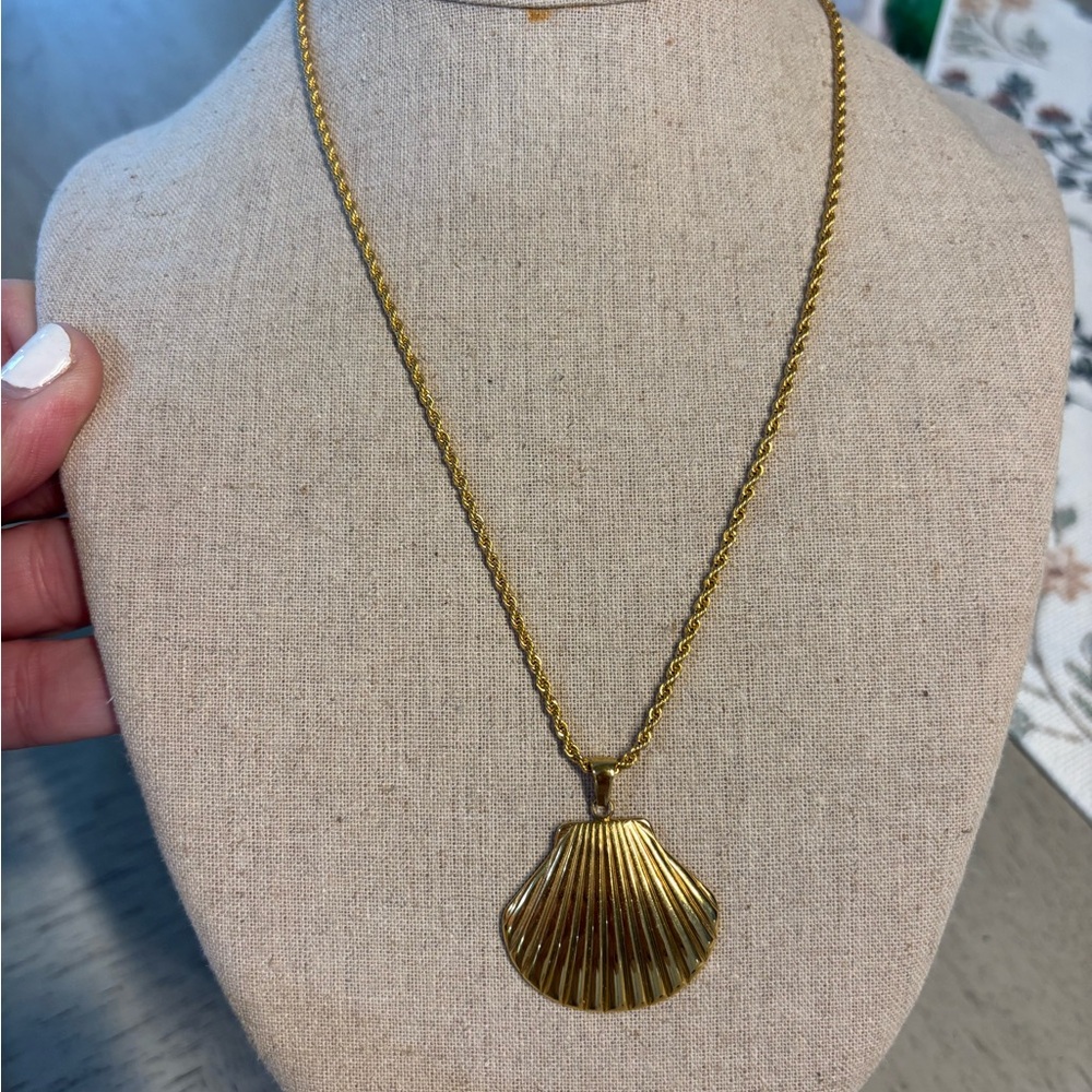 Elegant Gold Shell Necklace - Picture 8 of 10